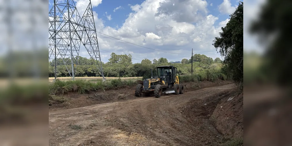 A Prefeitura de Ponta Grossa, por meio da Secretaria Municipal de Agricultura, Pecuária e Abastecimento, realiza o projeto Caminhos do Agro, cujo objetivo é recuperar e melhorar estradas rurais