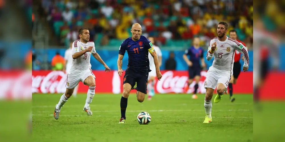 O atacante holandês Arjen Robben arranca em disparada, deixando para trás os zagueiros espanhóis Jordi Alba e Sergio Ramos na Arena Fonte Nova, em Salvador, pelo Grupo B da Copa do Mundo FIFA Brasil 2014