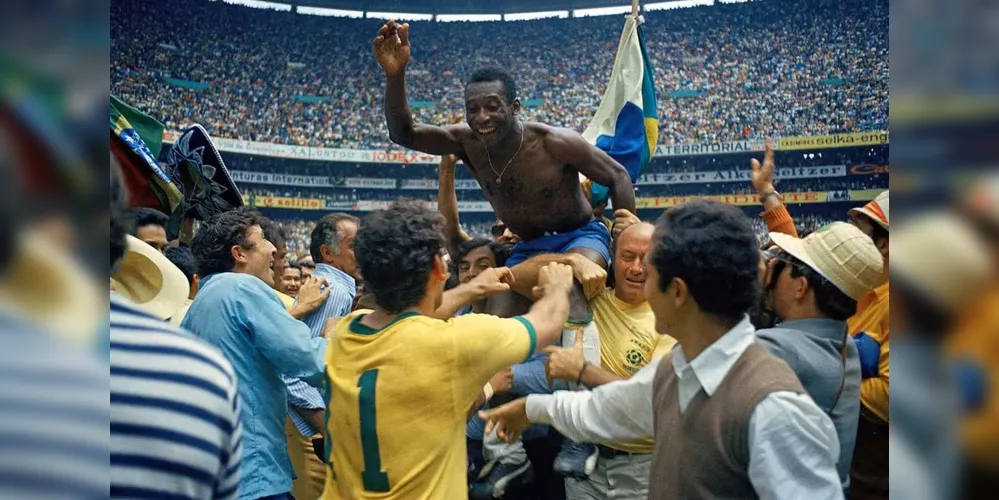 Pelé vai abraçar Rivellino após a final da Copa do México de 1970
