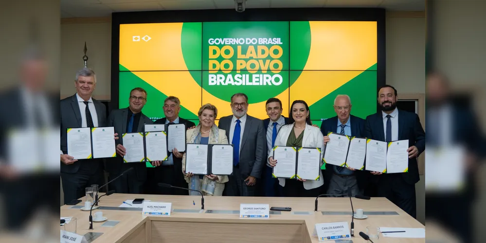 Aliel Machado ao lado dos prefeitos dos municípios contemplados