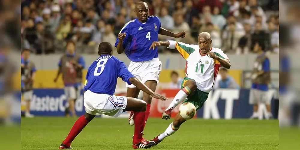 El Hadji Diouf, nº 11 do Senegal, dribla Marcel Desailly, nº 8 da França, durante a partida França x Senegal, válida pela fase de grupos da Copa do Mundo, disputada no Estádio da Copa do Mundo de Seul