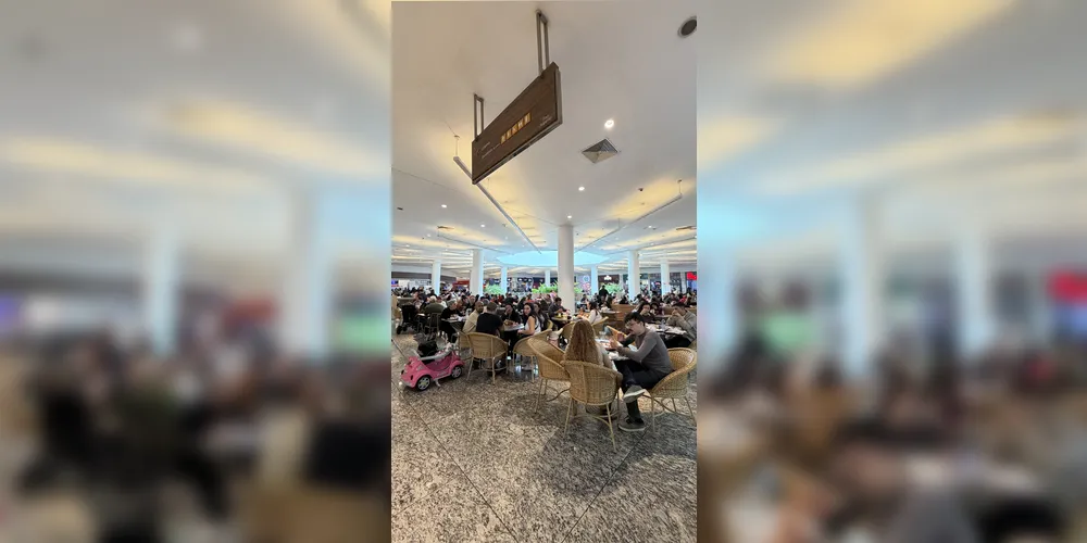 O Shopping Palladium de Ponta Grossa com alto movimento de pessoas.