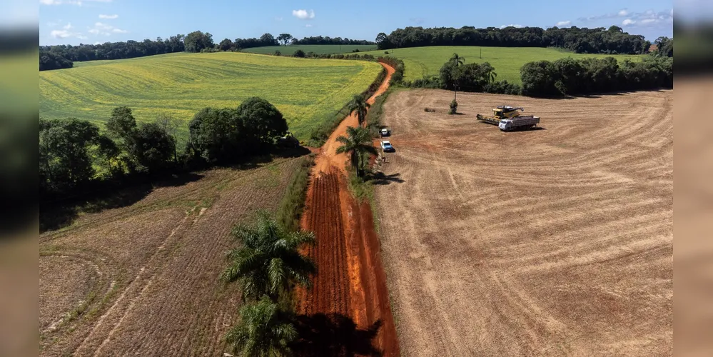 A Prefeitura de Ponta Grossa, por meio da Secretaria Municipal de Agricultura, Pecuária e Abastecimento, realiza o projeto Caminhos do Agro, cujo objetivo é recuperar e melhorar estradas rurais