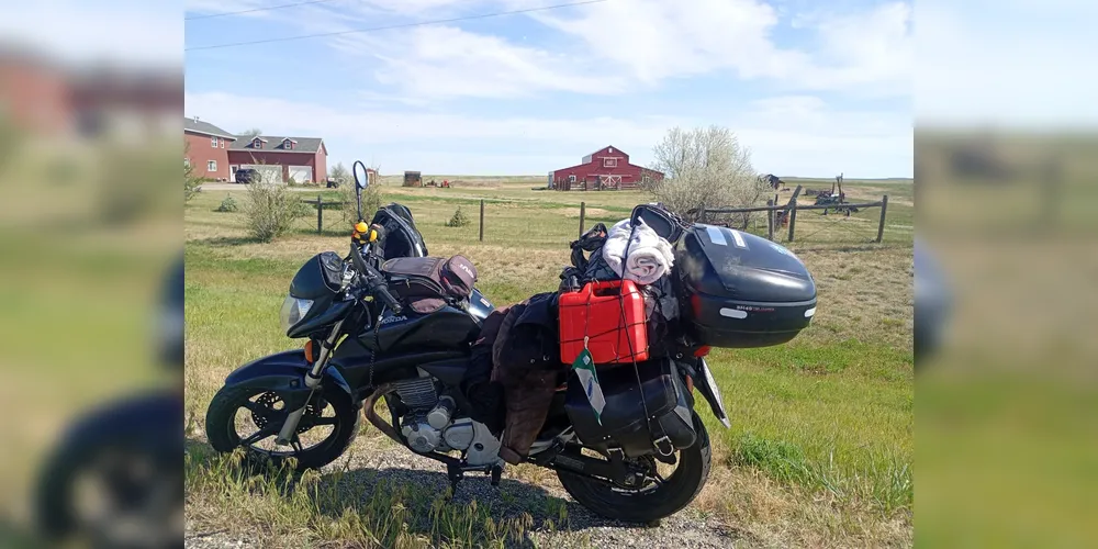Moto de Fred que está sendo pilotada em sua viagem