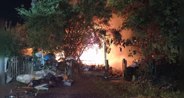 Curto-circuito provoca incêndio na Vila Leila Maria em Ponta Grossa