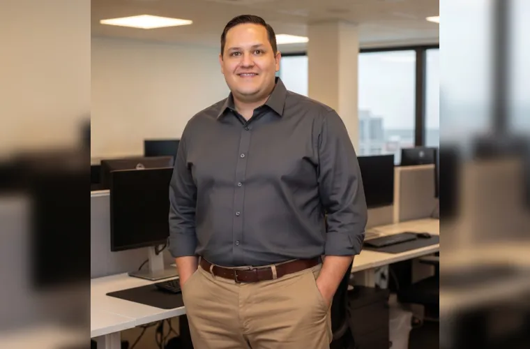 O publicitário e consultor Lessandro Bonato comemorou seu aniversário na última quarta-feira (24), celebrando uma trajetória marcada por inovação, estratégia e constante evolução profissional. Referência nacional na área de Estratégias Digitais, divide sua rotina entre Curitiba e Ponta Grossa, atendendo clientes de diversos segmentos e consolidando uma carreira de destaque. Da Coluna RC, os votos de muitas alegrias, saúde e contínuo crescimento pessoal e profissional.