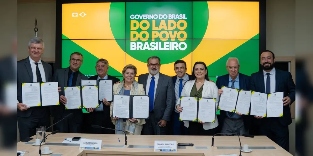 Prefeitos dos Campos Gerais assinaram o termo que permitirá a gestão de ferrovias desativadas