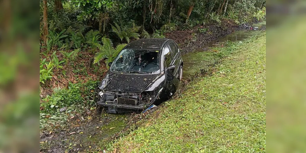 Acidente envolvou um Citroën C3 preto
