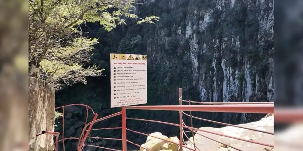 Uma placa no local do acidente alerta para o risco de morte. Com base no depoimento da sobrevivente, a principal linha de investigação aponta para um acidente