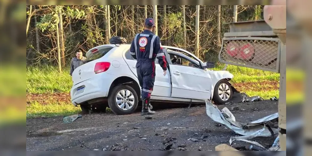 A frente do veículo ficou totalmente destruída