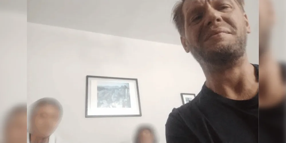 Roberto fez uma selfie ao lado dos idosos durante as negociações com os policiais e teria enviado a imagem a um padre