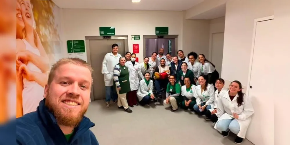 Imagem ilustrativa da imagem Barbeiro baleado em PG recebe alta do hospital e continua recuperação em casa