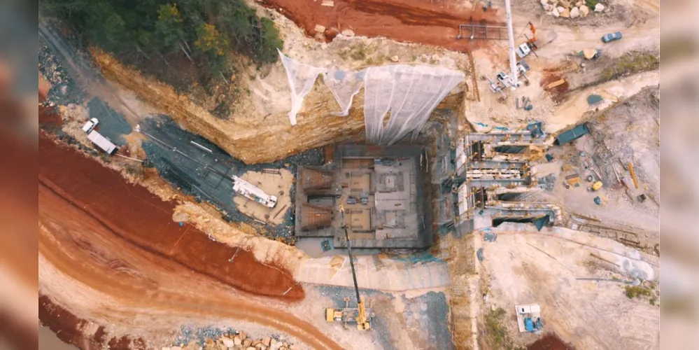 As obras começaram em dezembro de 2025 e seguem com a implantação da estrutura da usina