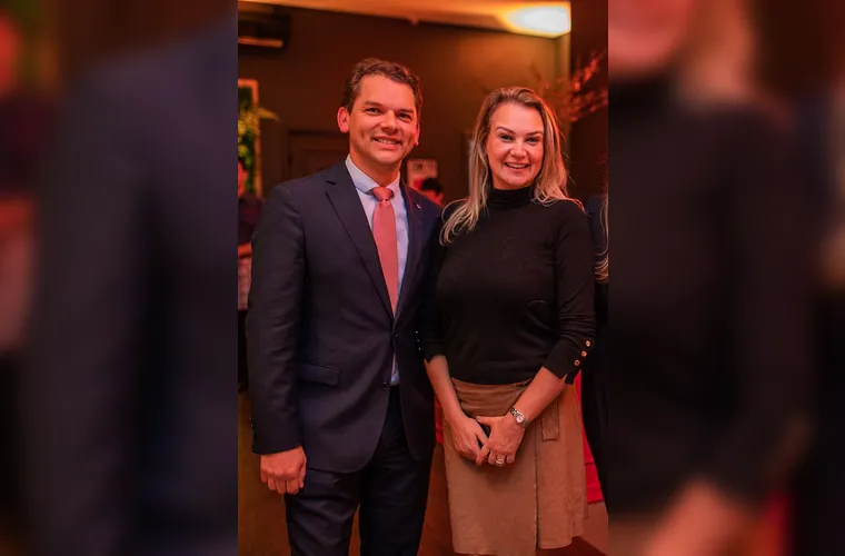 O juiz federal e diretor do Foro da Subseção Judiciária de Ponta Grossa, Antonio César Bochenek, foi carinhosamente homenageado na última terça-feira (15) pela passagem de seu aniversário. Respeitado por sua atuação ética, serena e comprometida com a Justiça, celebrou a data ao lado de sua esposa, Giorgia Bin Bochenek, companheira de uma admirável caminhada. Da Coluna RC, votos de saúde, felicidade e contínuas realizações pessoais e profissionais.