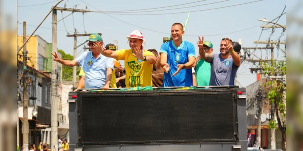 Candidato à presidência do Brasil, Flávio Bolsonaro, durante ato em São Gonçalo.