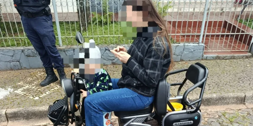 Mulher é flagrada pilotando autopropelido sem capacete e com criança em Ponta Grossa