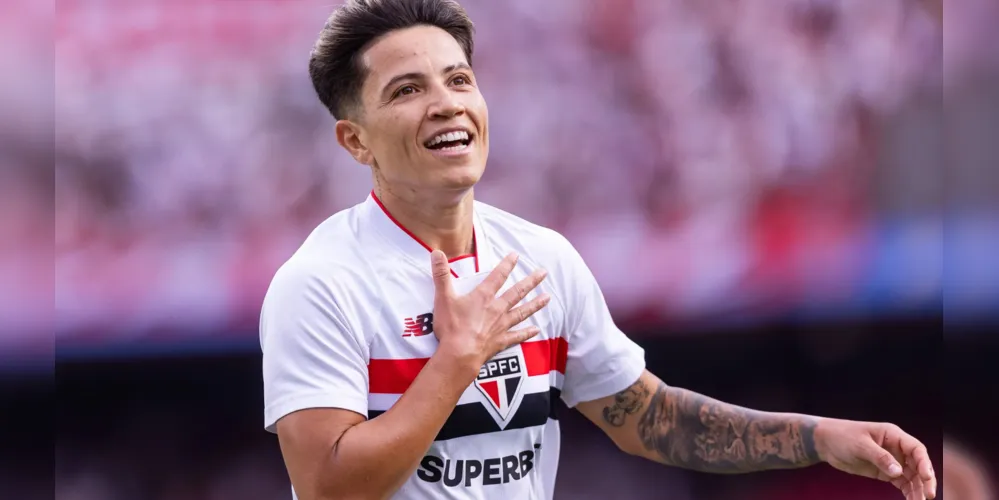 Vitória diante de 49.405 torcedores.