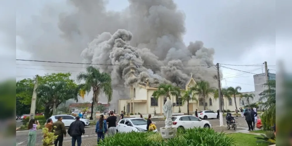 Informações preliminares indicam que o incêndio começou na parte de trás da igreja, próximo ao altar.