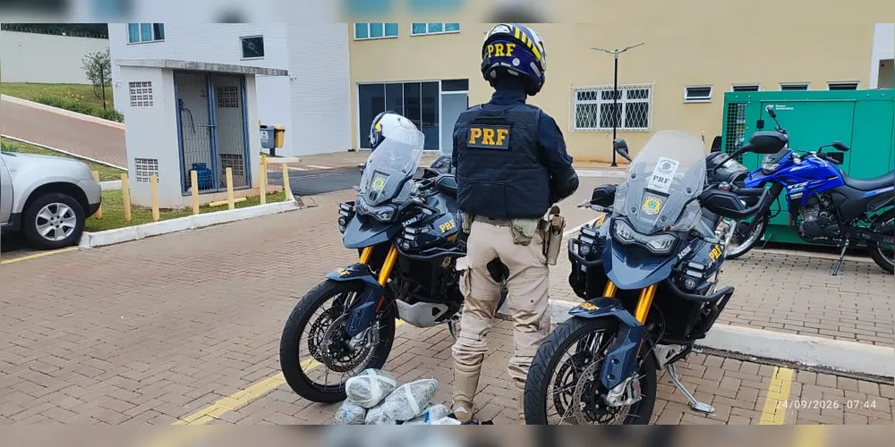 A droga era transportada por um dos passageiros de uma das motocicletas que realizaram manobras irregulares BR-277.