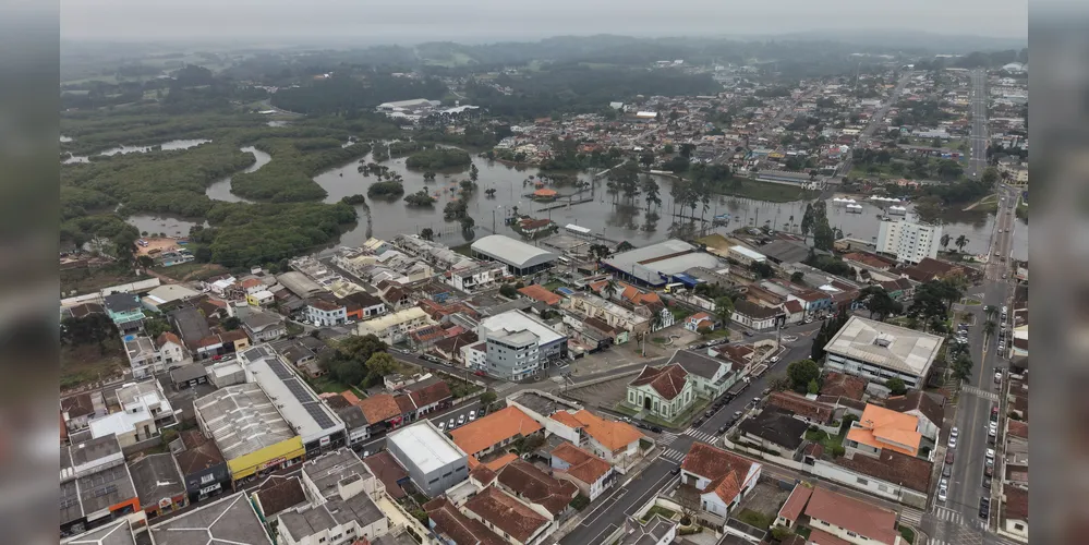 Imagem ilustrativa da imagem Após trégua na chuva, nível do Rio Iapó segue diminuindo em Castro