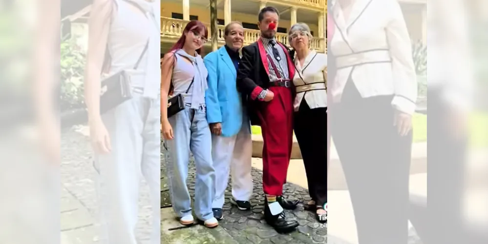 Jovem recebe diploma vestido de palhaço para homenagear o trabalho do pai.