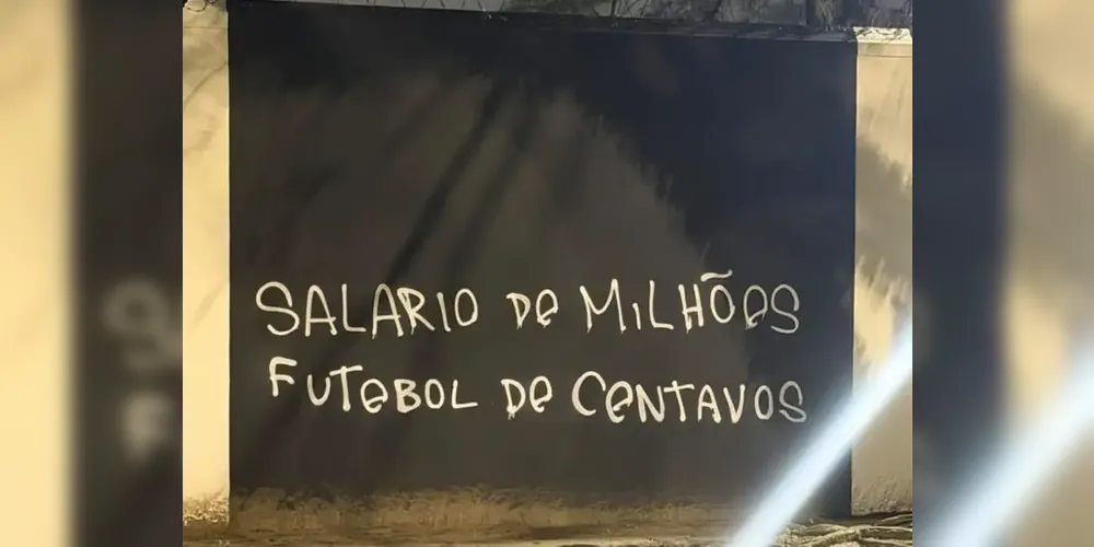 Imagem ilustrativa da imagem Torcida picha muros do Corinthians e pede saída de Memphis após eliminação na Libertadores