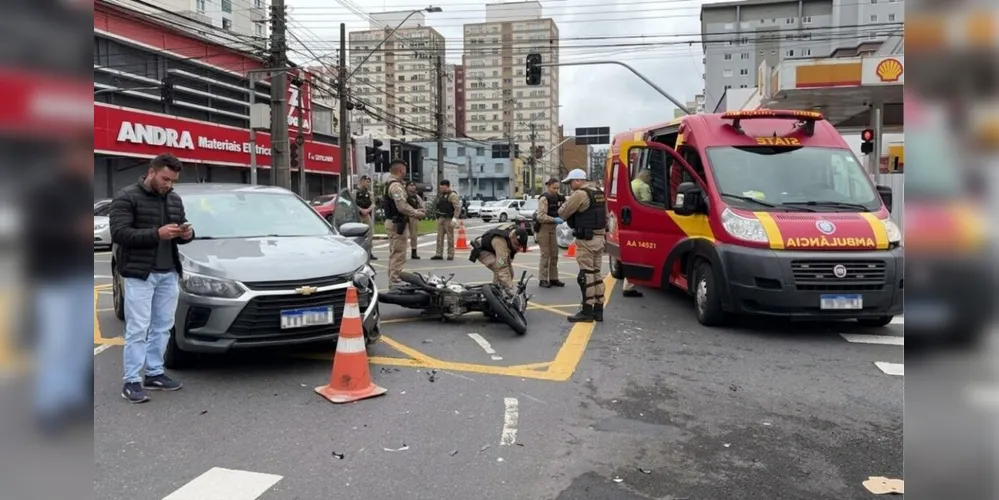 Imagem ilustrativa da imagem Jovem de 23 anos morre após acidente entre moto e carro em Curitiba
