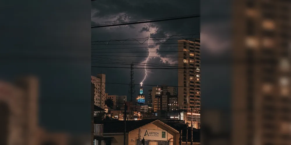 Raios e relâmpagos cortaram o céu de Ponta Grossa na segunda-feira (21)