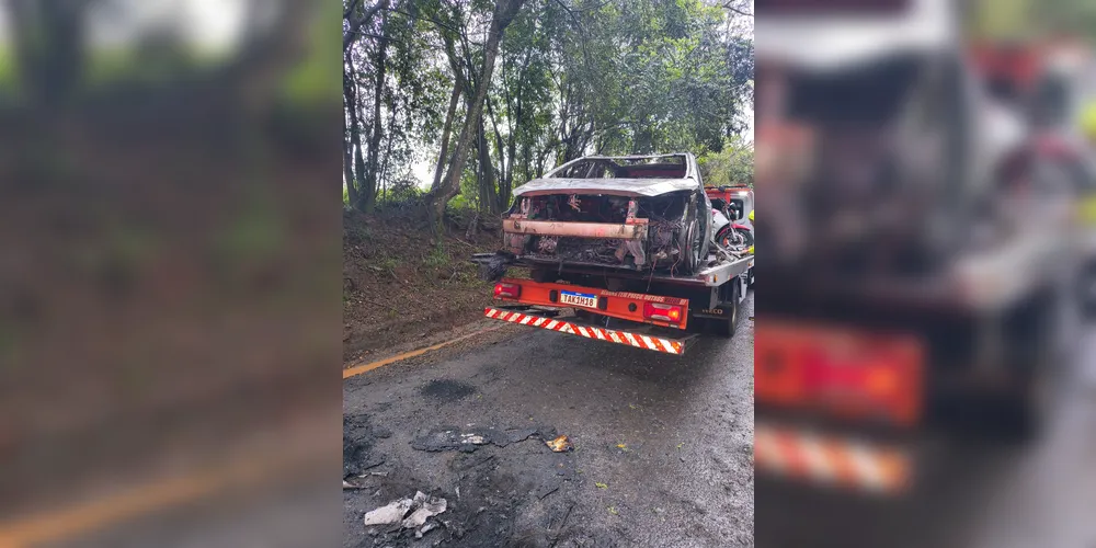 O Peugeot 308 Allure foi recolhido ao pátio em Ponta Grossa.