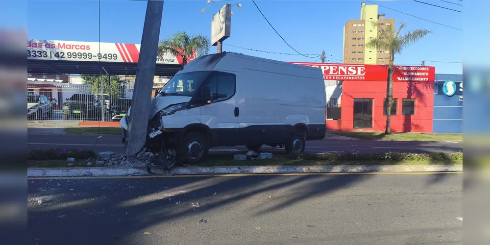 Motorista seguia pela via dentro do limite de velocidade quando teria ocorrido o rompimento da barra de direção do veículo