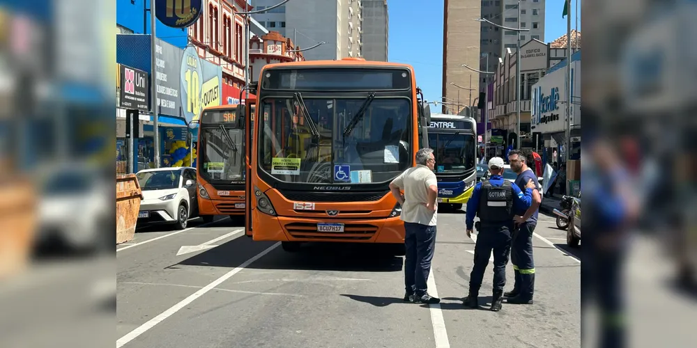 Ônibus ficou parado aproximadamente 40 minutos no local