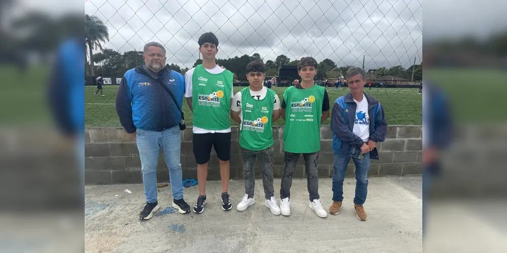 Victor Hugo Martins e Rafael Pupo Taborda, ambos de 15 anos, e Enzo Rafael dos Santos Lourenço, de 14 anos e os professores, professores Carlos Nunes e Vanderley Correia.