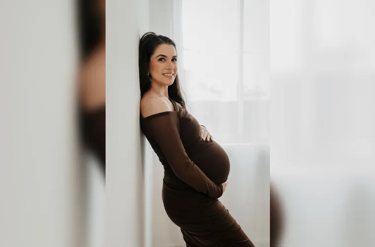 A fisioterapeuta Gabriela de França Cury recebeu muitas homenagens na última segunda-feira (28), por ocasião de seu aniversário. Carismática e dedicada à profissão, Gabi vive um momento especialmente feliz ao lado do marido, Thales Domingues: os dois aguardam com alegria a chegada dos gêmeos Luca e Caio. Da Coluna RC e, de maneira muito especial, de seu tio e padrinho, os votos de um novo ano marcado por saúde, amor e pela felicidade dessa nova fase em família.