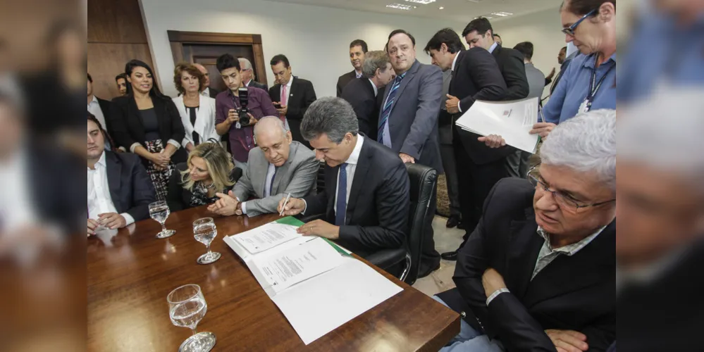 Assinaturas ocorreram na tarde desta segunda-feira (11) no Palácio do Iguaçu