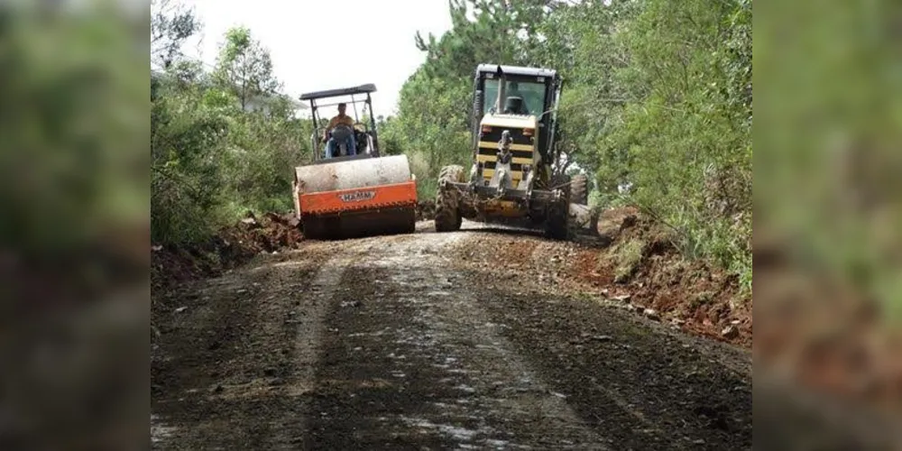 Apenas na estrada principal, mais de quatro quilômetros de cascalho foram colocados e assentados pelas máquinas do município.
