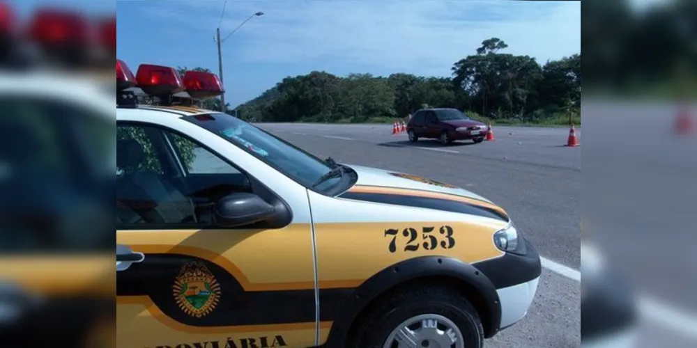 Imagem ilustrativa da imagem Bandidos levam R$ 20 mil em assalto a ônibus de turismo