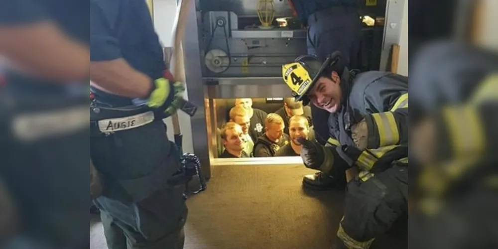 Policiais ficaram presos em elevador em Kansas City, no Missouri.