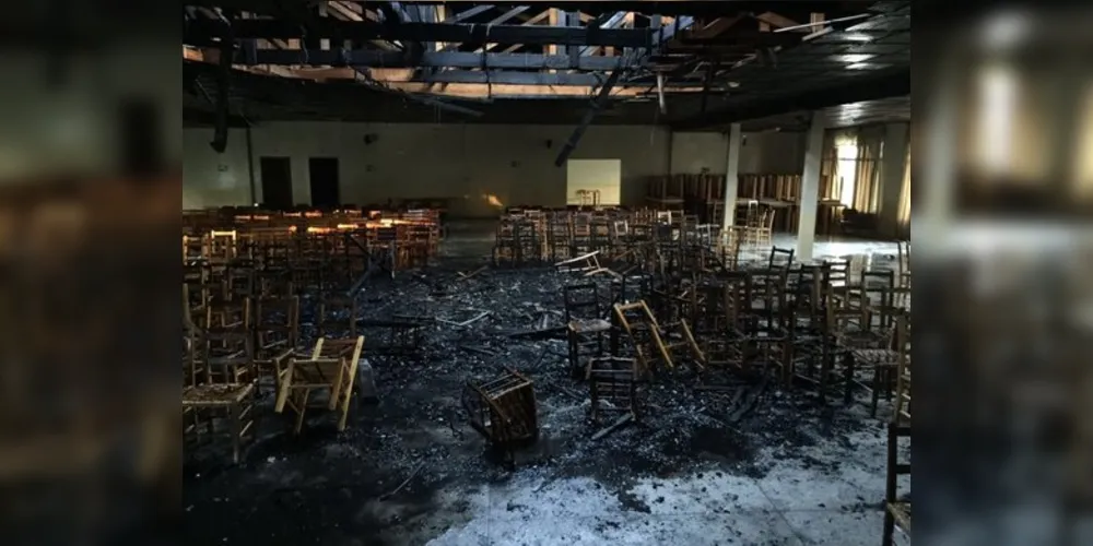 Centro Cultural foi incendiado e 200 cadeiras foram destruídas