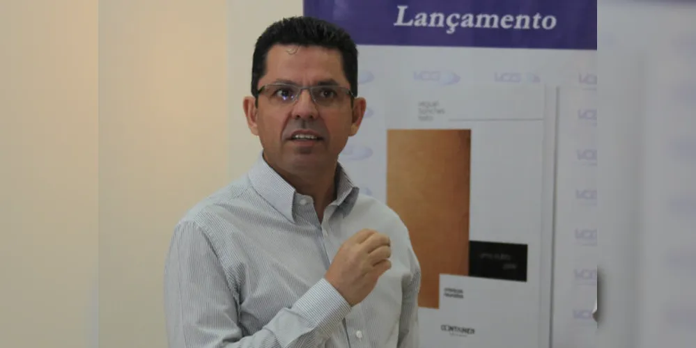 Miguel Sanches Neto durante o lançamento do livro Uma outra pele, que também integra o projeto Crônica Reunidas