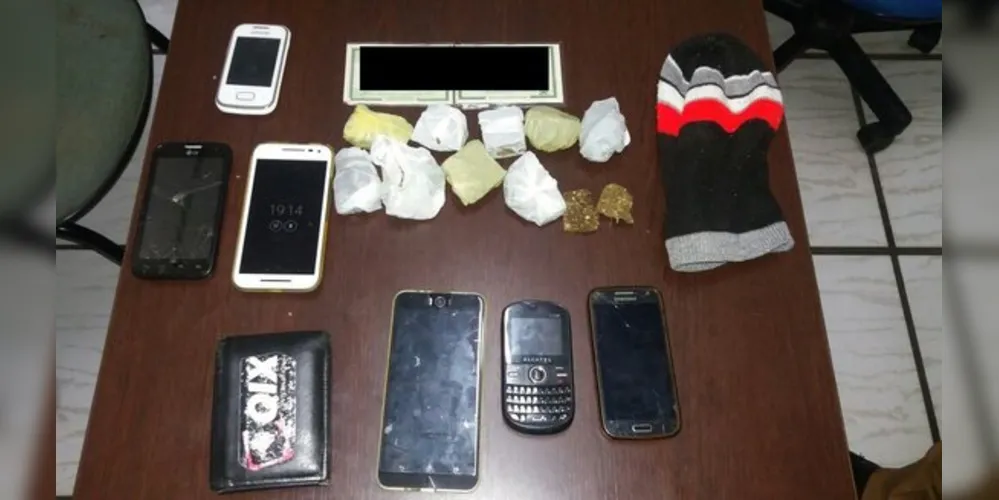 Droga e celulares foram apreendidos na ação da PM