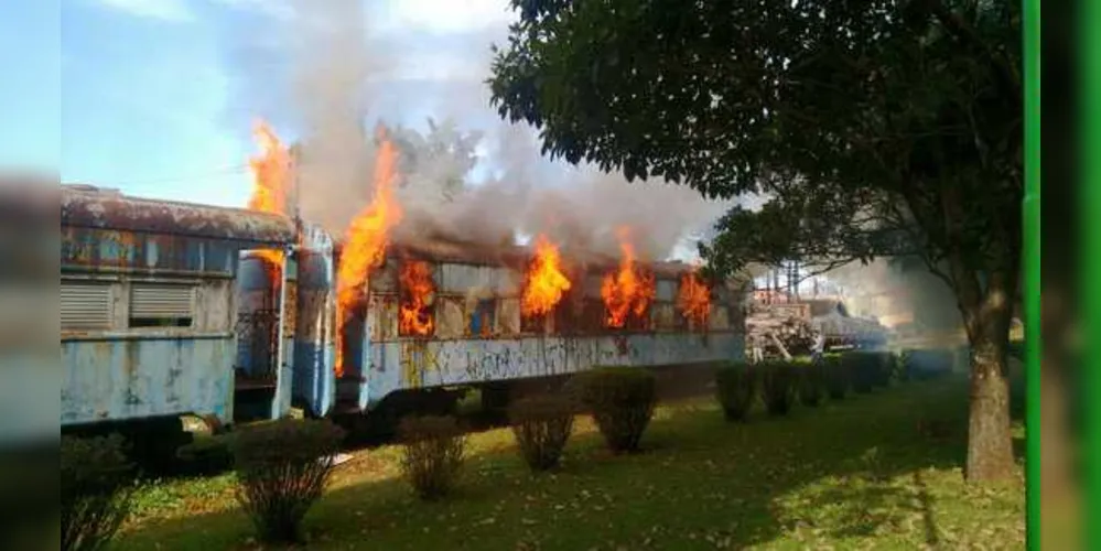 Imagem ilustrativa da imagem Vagão de trem pega fogo em Arapoti