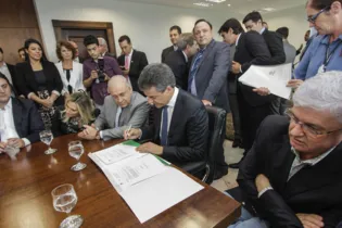 Assinaturas ocorreram na tarde desta segunda-feira (11) no Palácio do Iguaçu