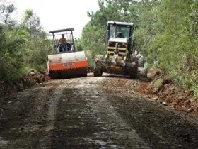 Apenas na estrada principal, mais de quatro quilômetros de cascalho foram colocados e assentados pelas máquinas do município.