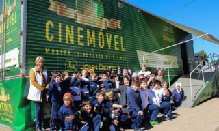 Cinemóvel é voltado para alunos de escolas públicas, instituições beneficentes e grupos de idosos. A participação é gratuita.