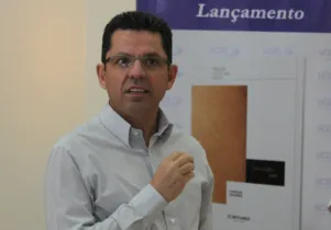 Miguel Sanches Neto durante o lançamento do livro Uma outra pele, que também integra o projeto Crônica Reunidas