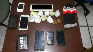 Droga e celulares foram apreendidos na ação da PM