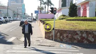 Imagem ilustrativa da imagem Semáforo não funciona e complica a vida de pedestres na Vila Estrela