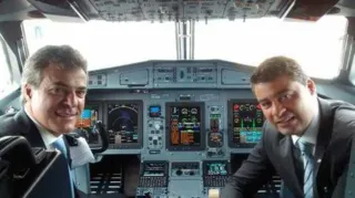 O governador Beto Richa e o prefeito Marcelo Rangel, na cabine do avião da Azul, nessa quinta-feira, em Ponta Grossa