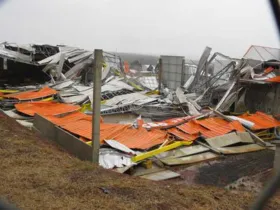 Barracão de empresa no Distrito Industrial de Ponta Grossa foi destruído pelo vendaval