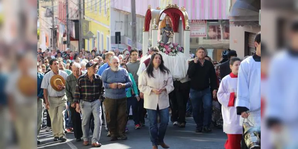 Imagem ilustrativa da imagem Procissão de Sant’Ana leva centenas às ruas